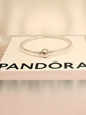 NWOT Pandora Moments Logo Clasp Bangle Bracelet Silver Size 7.5